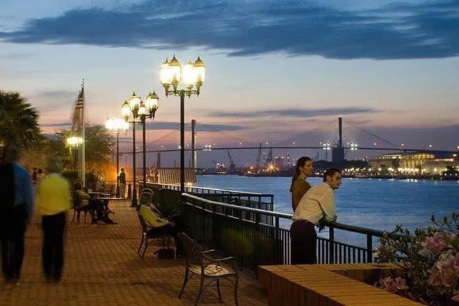 Lush Savannah Loft - Near Plant Riverside District Екстер'єр фото